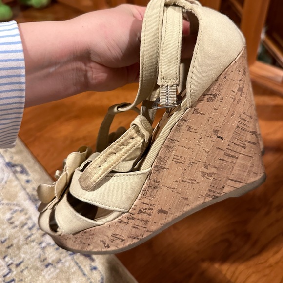 Size 7.5 madden girl wedge with flower - Picture 4 of 5